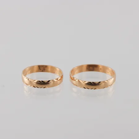 Ringar 2 st med gravyrer 18k,storlek 19 och 21 ¾ mm. Vikt: 6,1 g