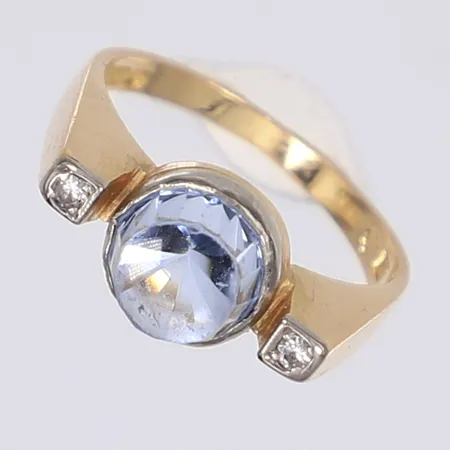 Ring med ljusblå sten och diamanter 2x ca 0,01ct K & EC Göteborg 1955 den blå stenen med kantslitage 18K Vikt: 4,2 g