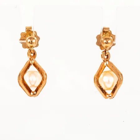 Örhängen i 18K guld med 4,9 mm´s odlade pärlor (borrhål) i burar. De är 17 mm långa och väger 2,9g.