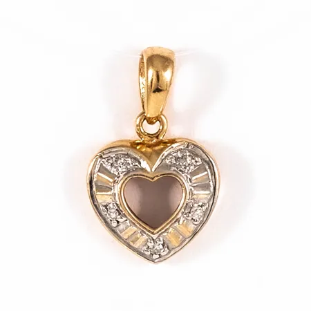 Hänge i 18K guld med fem diamanter á ca 0,005ct. Det är 15,6 mm långt inkl. ögla och väger 0,7g. 