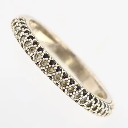 Ring med vita samt svarta stenar, stl 16¾, bredd 2,5mm, silver 925/1000 Vikt: 2 g