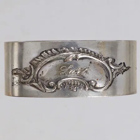 Servettring, längd 5cm, bredd 20,8mm, gravyr, 830/1000 silver Vikt: 17,8 g