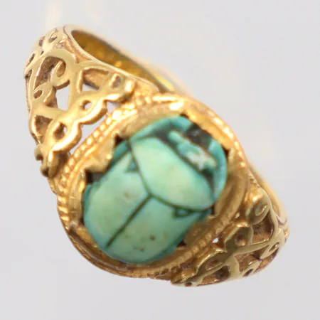Ring med Skarabé och genombruten dekor, Ø15½, sten något löst infattad, 18K. Vikt: 3,4 g