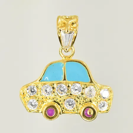 Hänge bil med vita stenar och turkos emalj, längd 18 mm, bredd 17 mm, 21K. Vikt: 2,1 g