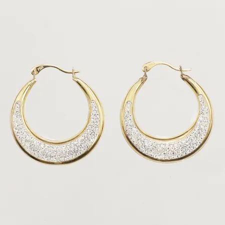 Ett par örhängen med vita stenar, Ø 23mm, bredd 5mm, 18K Vikt: 3,5 g