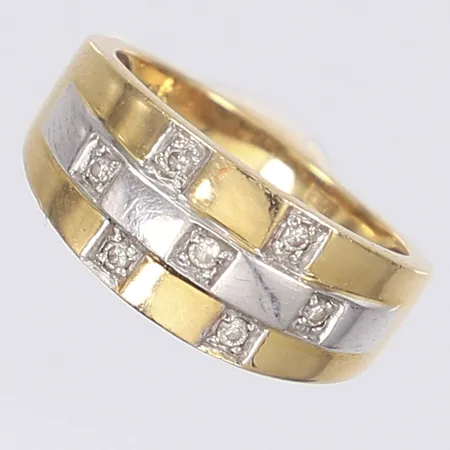 Ring med diamanter 7x ca 0,02ct, stl 18, bredd 3-9mm, 18K Vikt: 6,3 g