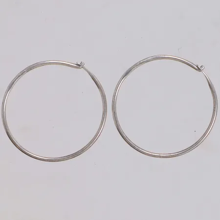 Ett par örhängen, Ø20mm, bredd 0,8mm, Stockholm år 1960, något skeva, 830/1000 silver Vikt: 0,7 g