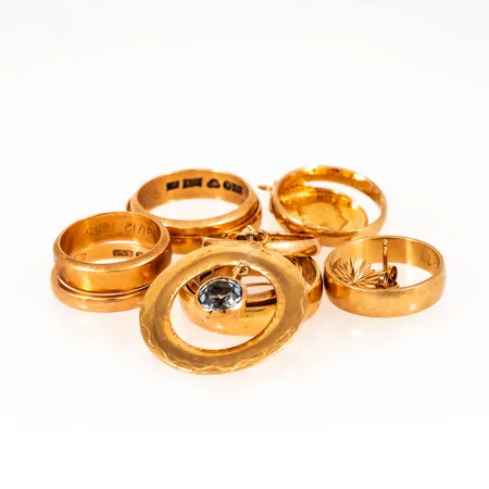 Diverse defekt / udda / graverat guld 18K 51,7g bto.