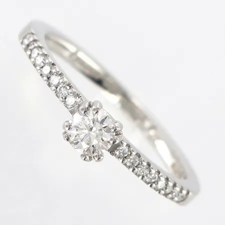 Ring med diamanter 1x0,35ct & 16x0,01, stl: 18¼, skenans bredd: 1,8mm, gravyr, Platina 950,  Vikt: 4,4 g