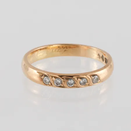 Ring 18 k med 5 st diamanter på totalt 0.10 ct enligt inskription,storlek 17 mm,bredd 3.1 mm,gravyr. Vikt: 2,9 g