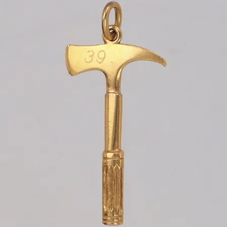 Hänge hammare, längd 46mm, bredd 22mm, gravyr, 18K Vikt: 7 g