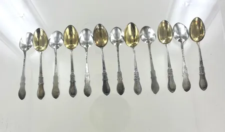 12 skedar, längd 14 cm, silver Vikt: 90,3 g