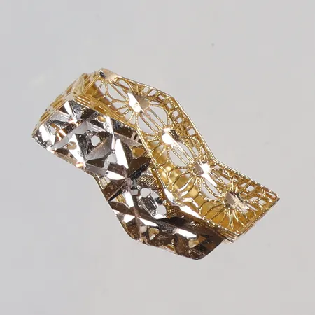 Ring tvåfärgad med genombrutet mönster stl 17 bredd 2-10mm 18K Vikt: 1,3 g