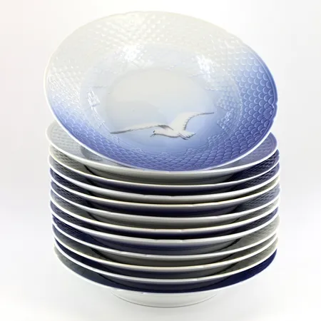 12 djupa tallrikar Ø21,5cm, nr: 604, Blå Måsen Royal Copenhagen, 3:e Sortering, 1 med nagg Vikt: 0 g Skickas med postpaket.