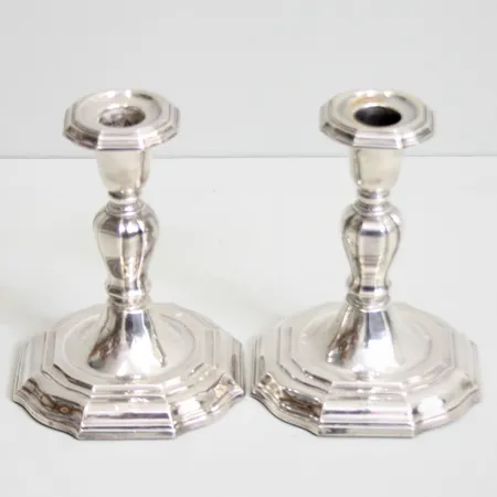 1par ljusstakar i silver, 15cm hög, fotens bred14,7cm, fyllda med filt under och under en är det en hälsning fastsatt, 830/1000, tillverkad av C G Hallbergs Guldsmeds Ab, år 1958, bruttovikt 708g.