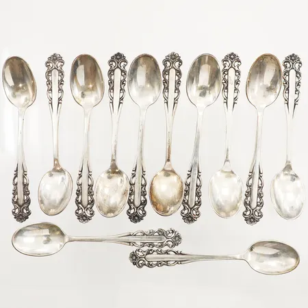 Tolv kaffeskedar med mönsterdekor, längd 11cm, silver 830/1000 Vikt: 157,6 g