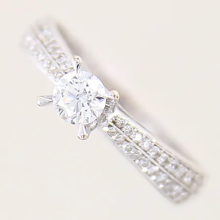 Ring med diamanter, 1xca 0,25ct, 40xca 0,01ct, stl:16½, bredd: 2,6mm, vitguld, gravyr, 18K Vikt: 3,4 g