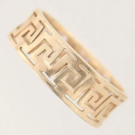 Ring med meandermönster, stl 19, bredd 7mm, bucklig/skev, 14K Vikt: 2,8 g