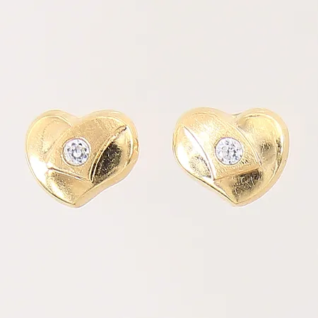 Ett par örhängen hjärtan med vita stenar, 7x8,3mm, matta/blanka, 18K Vikt: 0,8 g