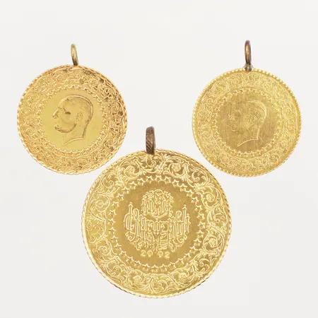 Tre mynt/ hängen Ataturk, öglor i oädel metall, 21,6K  Vikt: 14,3 g