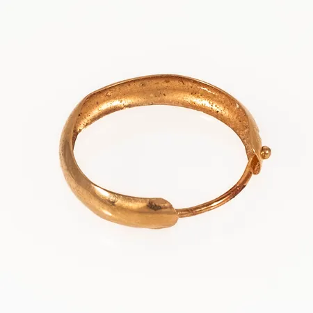 Defekt guld i 18K. Vikt: 0,3g.