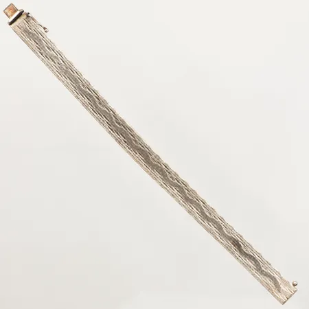 Armband, mönsterdekor, halvstelt, ca 18,5cm, bredd 10mm,  slitet, 830/1000 silver Vikt: 24,5 g