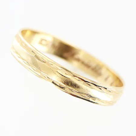 Ring, stl 18¼, bredd 3,2mm, gravyr, 9K. Vikt: 1,1 g