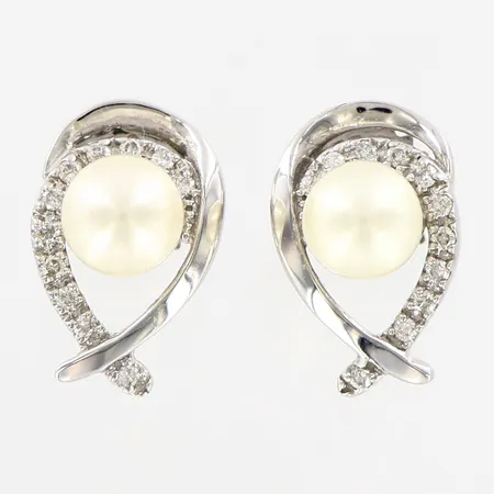 Ett par örhängen, Fyrklövern, odlad pärla Ø5mm, diamanter 0,10ctv, 8mm, bredd: 9mm, vitguld 18K, etui medföljer Vikt: 3,4 g