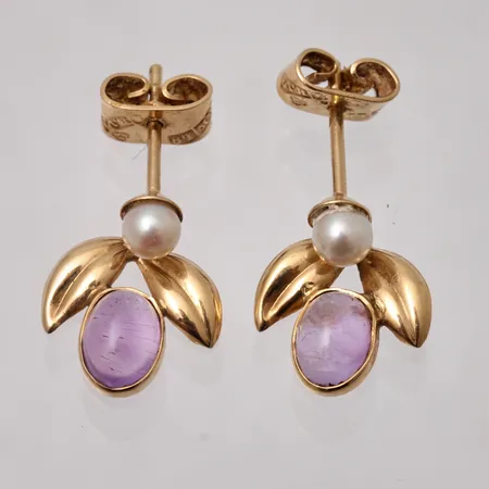 1par örhängen i 18K guld, mått 10,3x15,9mm, 1par pärlor, mått Ø3,5mm, 1par Ametister, mått 4,5x5,5mm, vikt 1,73g.