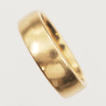 Ring, stl 17¾, bredd 6mm, gravyr, 18K  Vikt: 8,4 g