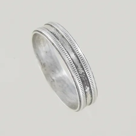 Ring. Ø 22 mm, bredd 5,7 mm, silver 925/1000 Vikt: 3,6 g