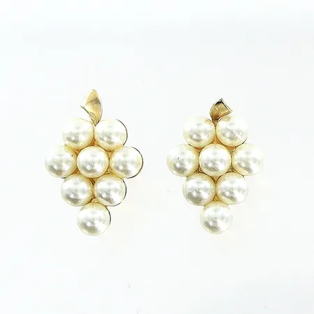 Ett par örhängen med imiterade pärlor 12x9mm, 9K  Vikt: 0,9 g