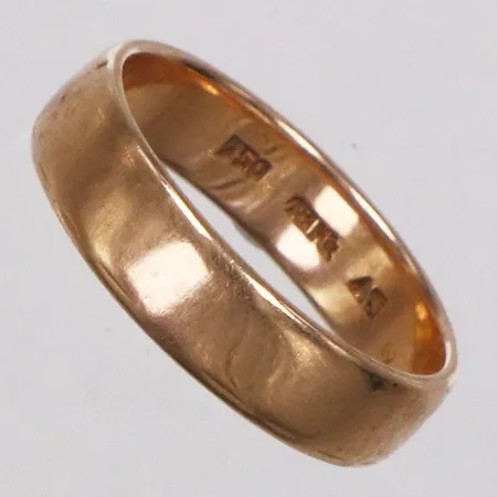 Ring slät, stl 18, bredd 5mm, gravyr, 18K  Vikt: 5,5 g