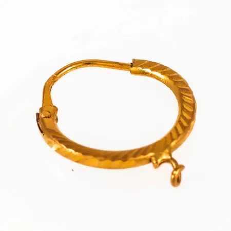 Defekt örhänge i 21K guld. Vikt: 0,5g.