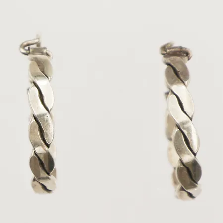 Ett par örhängen Pansar, Ø ca 22mm, bredd 3,8mm, vinda, 830/1000 silver Vikt: 4,2 g