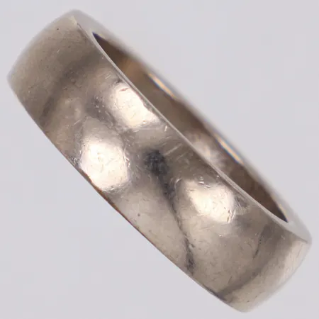 Ring slät, stl 18¼, bredd 6,5mm, gravyr, repig, vitguld, 18K Vikt: 16,6 g