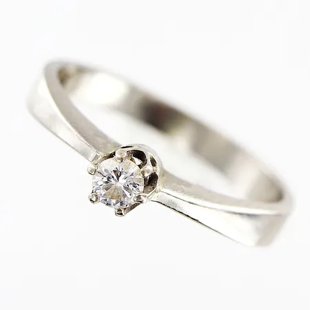 Ring, diamant 0,12ct enligt gravyr, stl 17½, bredd 2,4mm, vitguld, 18K. Vikt: 3,3 g