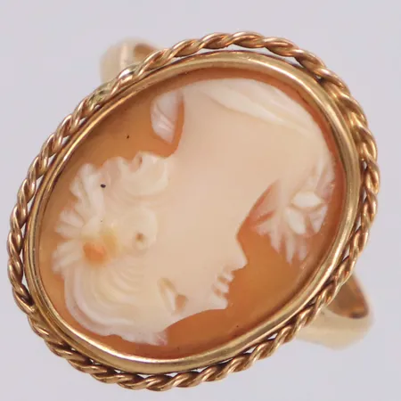 Ring med Camé, stl 17½, bredd 2,2-19mm, Camé lös i fattning, Stockholm 1951, 18K Vikt: 3,5 g