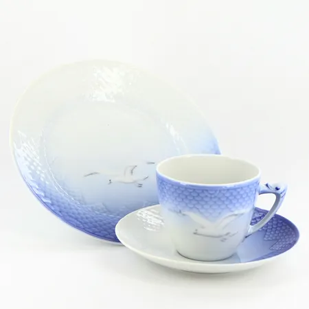 11 koppar höjd: 6,5cm, nr: 072, 12 fat Ø13,5cm, nr: 073, 12 assietter 17,5cm, nr: 617, Blå Måsen Royal Copenhagen, 3:e Sortering, varav 2 koppar, 3 assietter naggade Vikt: 0 g Skickas med postpaket.