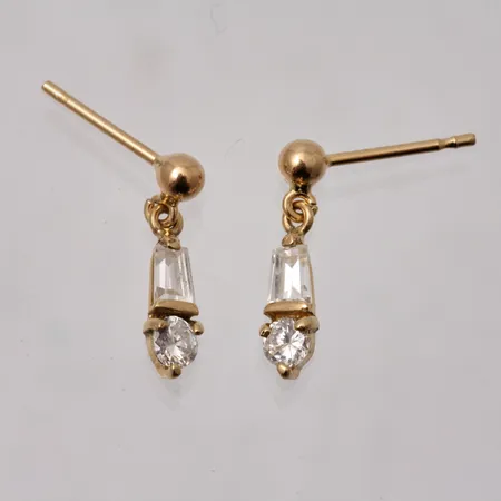 1par örhängen i 18K guld, mått 3,7x16,2mm, vita stenar, mått Ø3,1mm, 2,9x4,6mm, snurrebussar saknas, vikt 1,05g.