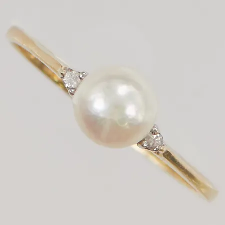 Ring diamanter 2x ca 0,01ct, Ø18½, odlad pärla ca 6mm, 18K 1,7g.