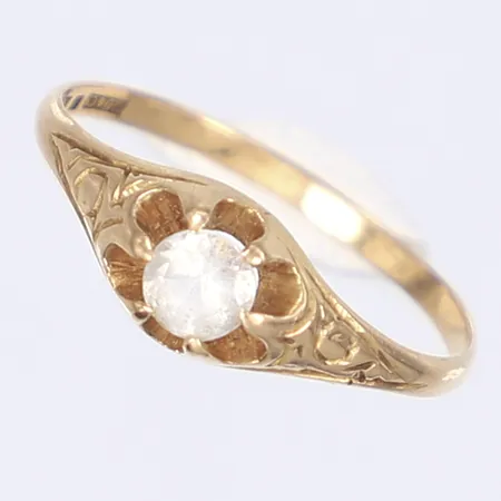 Ring med vit sten stl 18, bredd 1-6mm, bruksslitage, 18K Vikt: 1,8 g