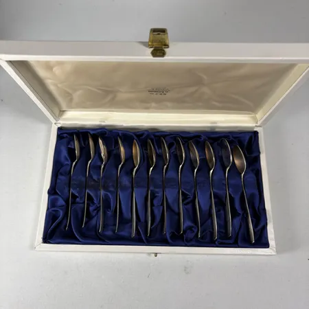 12 Kaffeskedar Rosenholm formgivna av Jacob Ängman (1876-1942) för GAB år 1934 dessa exemplar 1960-90-tal längd 11cm silver 830/1000 Vikt: 141,3 g