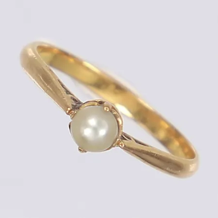 Ring med odlad sötvattenpärla, stl 17¾, bredd 2-5mm, ostämplad, 18K Bruttovikt: 2,2g Vikt: 2,2 g