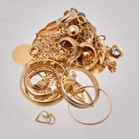 Diverse defekt guld, 18K, vikt 28,99g.