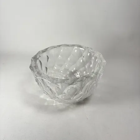 Skål Berit Johansson Orrefors gjuten med dekor av romber signerad Orrefors Berit Johansson och etikettmärkt 1980-tal höjd 10 diameter 18cm Vikt: 0 g Skickas med paket.