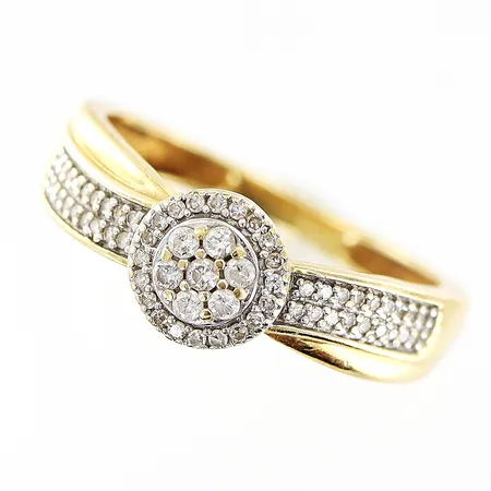 Ring, diamanter 7 x ca 0,01ct briljantslipade, 56x0,005ct 8/8- slipade, stl 16½, bredd 1,7-6,5mm, GHA, 18K. Vikt: 2,2 g