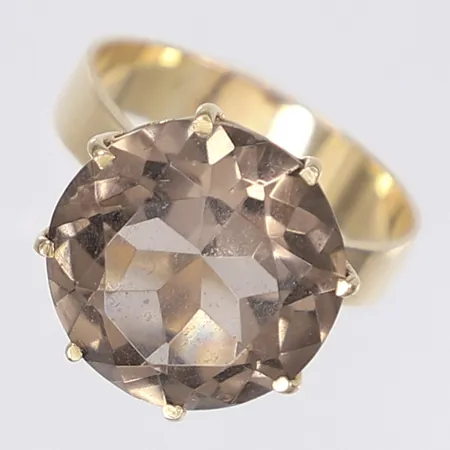 Ring med slipad rökfärgad sten stl 18 bredd 4-14mm omkring 1970 14K Vikt: 5,3 g