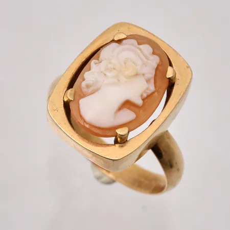 Ring i 18K guld, stl 17¾, bredd 3,3-16,8mm, 1st camé, mått 9,8x14mm, importstämplad, vikt 4,17g.