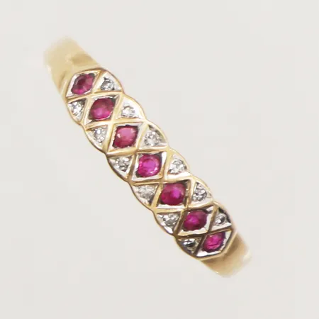 Ring med syntetiska rubiner samt diamanter, 12xca0,005ct, stl18, bredd 1,6-4mm, GHA, 18K  Vikt: 2,4 g